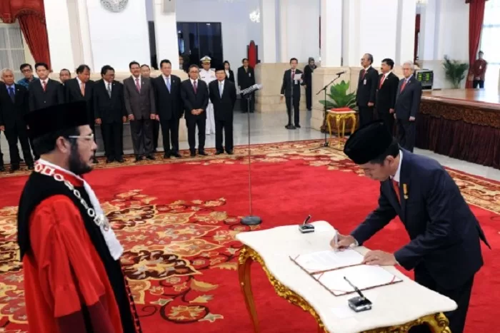 Ketua Mahkamah Konstitusi (MK) Anwar Usman saat dilantik Presiden Joko Widodo. (Dok. Setkab.go.id)
