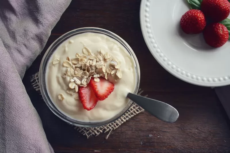Makan yogurt secara teratur dapat membantu meningkatkan jumlah bakteri baik di usus Anda. (Pixabay.com/ponce_photography)  