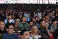 Menteri Pertahanan (Menhan) Prabowo Subianto disambut riuh luluban ribuan warga termasuk para petani dan peternak di Sumedang. (Dok. Tim Media Prabowo Subianto)  