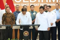 Presiden RI Joko Widodo (Jokowi), didampingi oleh Menteri Pertahanan Prabowo Subianto, meresmikan Rumah Sakit Pusat Pertahanan Negara (RSPPN) Panglima Besar Soedirman. (Dok. Tim Medis Prabowo)  