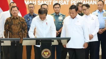 Presiden RI Joko Widodo (Jokowi), didampingi oleh Menteri Pertahanan Prabowo Subianto, meresmikan Rumah Sakit Pusat Pertahanan Negara (RSPPN) Panglima Besar Soedirman. (Dok. Tim Medis Prabowo)  