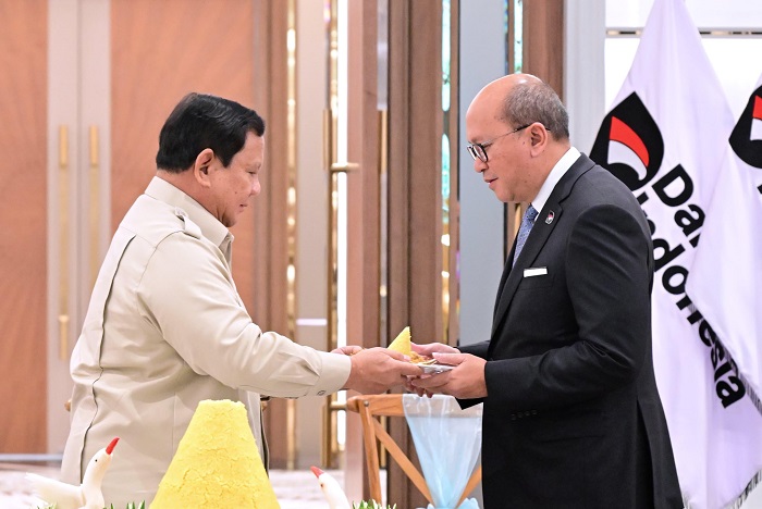 Presiden Prabowo di ruang rapat Wisma Danantara
Presiden Prabowo Subianto memimpin rapat terbatas kabinet di Wisma Danantara bahas prioritas investasi nasional. (Facebook.com @Setkab RI)