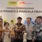 Direksi Adira dan Mandala menandatangani perjanjian merger, disaksikan perwakilan OJK dan MUFG. (Dok. Adira.co.id)