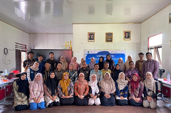 Guru pesisir Anggana bersemangat mengikuti lokakarya numerasi yang digelar PHM di SMP Negeri 6 Anggana. (Dok. Pertamina Hulu Mahakam)
